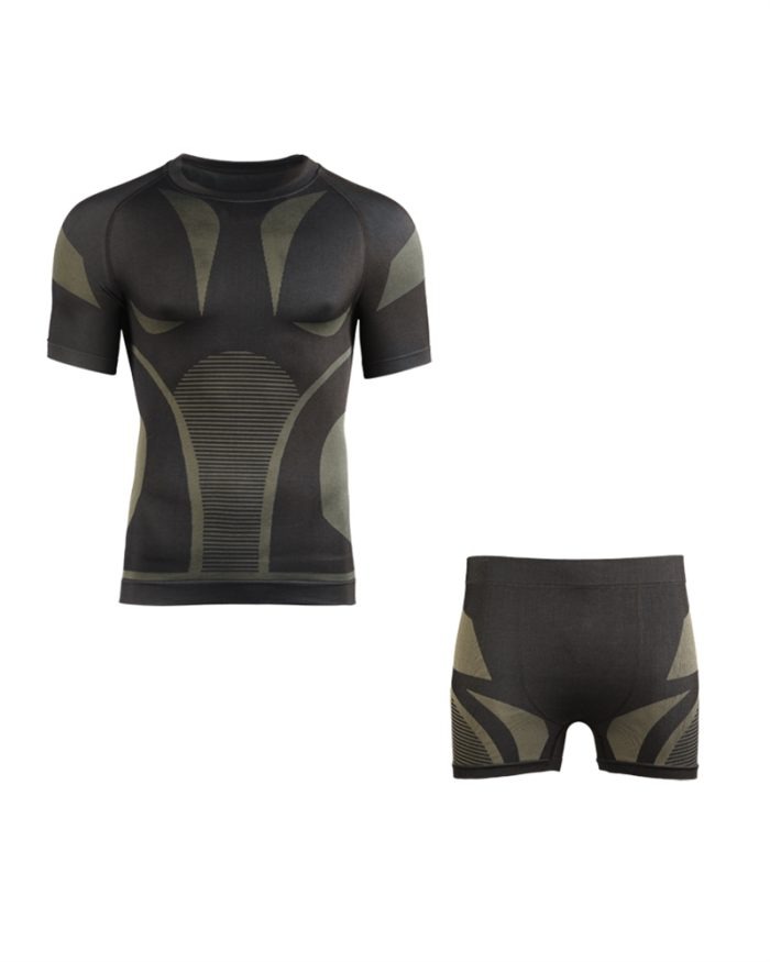 Donje Rublje Set Crno PERFORMANCE MIL-TEC Ovaj set donjeg rublja crne boje kombinira tehničke materijale, ergonomiju i moderan dizajn. Bilo da trenirate, planinarite ili ga nosite u svakodnevnim aktivnostima, pruža osjećaj udobnosti i pouzdane podrške.